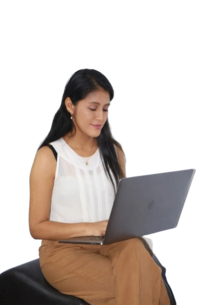 Deysi Estrada trabajando en su laptop